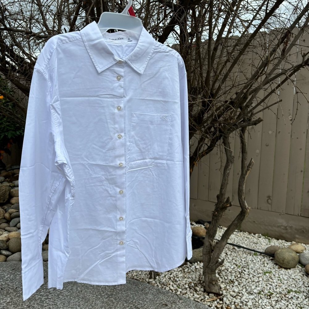 Calvin Klein men’s dressy long sleeves button up.front pocket CK logo  size XL